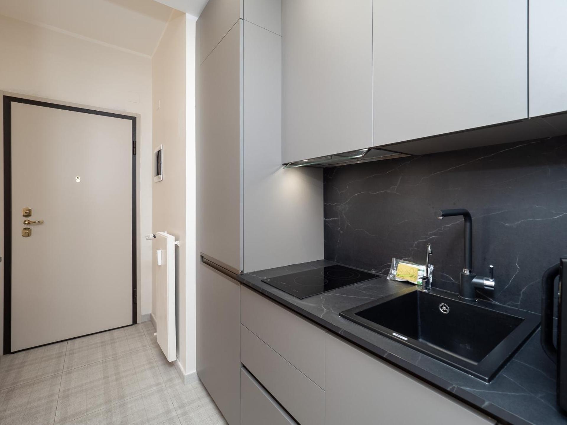 Stylish Flat With Balcony - 15 Min To Duomo Apartment Милано Екстериор снимка