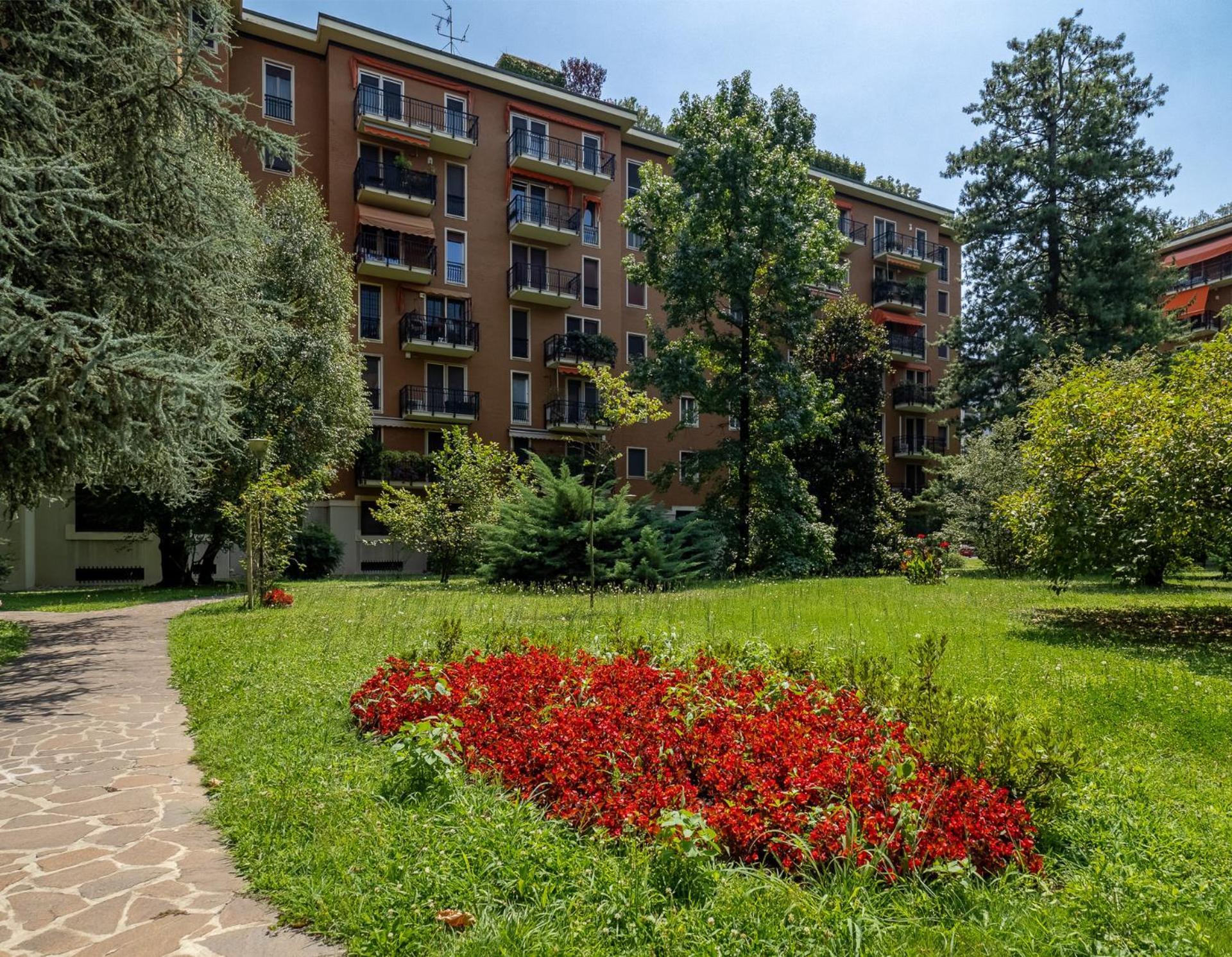 Stylish Flat With Balcony - 15 Min To Duomo Apartment Милано Екстериор снимка